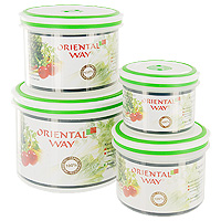 Набор контейнеров для СВЧ/холодильника Oriental way Simple control 4 шт GL9056-В94672 Набор контейнеров для СВЧ/холодильника Oriental way Simple control 4 шт GL9056-В94672Контейнеры серии Simple control обеспечивают абсолютную герметичность и водонепроницаемость, не пропускают влагу и запах, долго сохраняют свежесть продуктов. В набор входят четыре контейнера емкостью 1,65, 1,1, 0,65 и 0,35 литров. Крышки контейнеров легко открываются и плотно закрываются, содержат антискользящие вставки для устойчивого вертикального хранения. Контейнеры устойчивы к воздействию масел и жиров, легко моются (можно мыть в посудомоечной машине). Прозрачные стенки позволяют видеть содержимое. На крышке содержится специальный клапан для выпуска пара. Контейнеры подходят для использования в микроволновых печах и имеют возможность хранения продуктов в холодильнике и морозильной камере. Характеристики: Материал: полипропилен. Объемы и размеры контейнеров: 1,65 л (диаметр 14 см, высота 12,5 см), 1,1 л (диаметр 12 см, высота 11 см), 0,65 л (диаметр 10,5 см, высота 9,5 см), 0,35 л (диаметр 8,5 см, высота 8 см). Комплектация: 4 шт. Производитель: Китай. Артикул: GL9056-В.