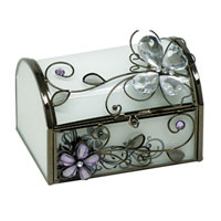 Шкатулка Бабочка. HS-20340IPARIS 75015-8C ANTIQUE Шкатулка Бабочка. HS-20340IPARIS 75015-8C ANTIQUEСтильная шкатулка Бабочка не оставит равнодушной ни одну любительницу драгоценностей и изысканных вещей.Шкатулка, из стекла в металлической оправе, выполнена в форме сундучка. Крышка шкатулки оформлена декоративными элементами в виде бабочки и цветов. Поверхность шкатулки украшена блестками. Сочетание оригинального дизайна и функциональности сделает такую шкатулку практичным и стильным подарком, а также предметом гордости ее обладательницы. Характеристики: Материал: стекло, металл, пластик. Размер шкатулки: 11,5 см x 7 см x 8,5 см. Размер упаковки: 16 см x 12,5 см х 10 см. Производитель: Франция. Изготовитель: Китай.Артикул: HS-20340I. Изысканные сувенирыJardin dEteотличаются одновременно эстетической красотой и функциональностью и создают неповторимое настроение. Стильные аксессуары вносят индивидуальность, утонченность, и изысканность не только в интерьер дома, но и в повседневную жизнь.