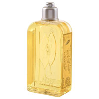 Шампунь LOccitane Вербена, для частого применения, 250 мл348161 Шампунь LOccitane Вербена, для частого применения, 250 мл348161Шампунь LOccitane Вербена хорошо очищает волосы, не раздражая при этом кожу головы. Придает волосам мягкость, блеск и силу. Содержит органический экстракт вербены, эфирное масло лимона и настой из цветков липы. После использования волосы приобретают легкий цитрусовый аромат. Подходит для ежедневного использования. Характеристики:Объем: 250 мл. Производитель:Франция. Артикул: 152935. Loccitane (Л окситан) - натуральная косметика с юга Франции, основатель которой Оливье Боссан. Название Loccitane происходит от названия старинной провинции - Окситании. Это также подчеркивает идею кампании - сочетании традиций и компонентов из Средиземноморья в средствах по уходу за кожей и для дома. LOccitane использует для производства косметических средств натуральные продукты: лаванду, оливки, тростниковый сахар, мед, миндаль, экстракты винограда и белого чая, эфирные масла розы, апельсина, морская соль также идет в дело. Специалисты компании с особой тщательностью отбирают сырье. Учитывается множество факторов, от места и условий выращивания сырья до времени и технологии сборки. Товар сертифицирован.