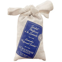 Саше LOccitane Лаванда, 35 гBH-UN0502( R) Саше LOccitane Лаванда, 35 гBH-UN0502( R)Саше LOccitane Лаванда в небольшом холщевом мешочке отлично ароматизирует шкафы, гардеробные, а также салон автомобиля. Характеристики:Вес: 35 г. Артикул:118368. Производитель: Франция.Loccitane (Л окситан) - натуральная косметика с юга Франции, основатель которой Оливье Боссан. Название Loccitane происходит от названия старинной провинции - Окситании. Это также подчеркивает идею кампании - сочетании традиций и компонентов из Средиземноморья в средствах по уходу за кожей и для дома. LOccitane использует для производства косметических средств натуральные продукты: лаванду, оливки, тростниковый сахар, мед, миндаль, экстракты винограда и белого чая, эфирные масла розы, апельсина, морская соль также идет в дело. Специалисты компании с особой тщательностью отбирают сырье. Учитывается множество факторов, от места и условий выращивания сырья до времени и технологии сборки. Товар сертифицирован.