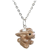 Кулон Кофейный кролик (Lampwork) Ручная авторская работаБрошь-кулон Кулон Кофейный кролик (Lampwork) Ручная авторская работаБрошь-кулонОбщая высота кулона 3 см, ширина 1,5 см. Длина цепочки 43 см.Авторская работа. Автор Ольга Букина.Оригинальный кулон, выполненный из разноцветного стекла в форме кролика, позволит Вам с легкостью воплотить самую смелую фантазию и создать собственный, неповторимый образ. Красивое и необычное украшение блестяще подчеркнет изящество, женственность и красоту своей обладательницы и поможет внести разнообразие в привычный образ.Каждое украшение выполнено вручную и потому уникально. Ваше украшение может несколько отличаться в деталях от представленного на фотографии. Общий вид украшения сохраняется.