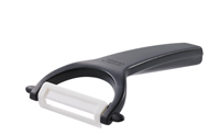 Овощечистка керамическая Ceramic peeler54 009312 Овощечистка керамическая Ceramic peeler54 009312Овощечистка Ceramic peeler предназначена для очистки овощей и фруктов. Снабжена острым керамическим лезвием, которое не имеет ни вкуса, ни запаха и является гипоаллергенным. Очищенные овощи будут оставаться свежими дольше, благодаря отсутствию контакта с металлом. Ручка удобной формы выполнена из пластика. Характеристики: Материал:керамика, пластик. Длина овощечистки:14,5 см. Длина лезвия:4,5 см. Размер упаковки:8,5 см х 23,5 см х 2 см. Производитель: Германия. Артикул: 13630.