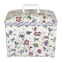 Банка для продуктов Imari Букингем, 1,7 л. IM55060/1-A218ALVT-1520(SR) Банка для продуктов Imari Букингем, 1,7 л. IM55060/1-A218ALVT-1520(SR)Банка Букингем, выполненная из высококачественной керамики, станет незаменимым помощником на кухне. В ней будет удобно хранить разнообразные сыпучие продукты, такие как кофе, крупы, макароны или специи. Такая банка не только сэкономит место на вашей кухне, но и украсит интерьер. Превосходное качество исходного сырья и глазури позволяют использовать изделие в микроволновой печи, а также мыть в посудомоечных машине.Оригинальный дизайн позволит сделать такую емкость отличным подарком на любой праздник. Характеристики:Материал: керамика. Размер основания: 16,5 см х 10 см. Высота (без крышки): 13,5 см. Высота (с крышкой): 18 см. Объем: 1,7 л. Размер упаковки: 18 см х 17 см х 11 см. Изготовитель: Китай. Артикул: IM55060/1-A218AL.Изделия торговой марки Imari произведены из высококачественной керамики, основным ингредиентом которой является твердый доломит, поэтому все керамические изделия Imari - легкие, белоснежные, прочные и устойчивы к высоким температурам. Высокое качество изделий достигается не только благодаря использованию особого сырья и новейших технологий и оборудования при изготовлении посуды, но также благодаря строгому контролю на всех этапах производственного процесса. Нанесение сверкающей глазури, не содержащей свинца, придает изделиям Imari превосходный блеск и особую прочность.Красочные и нежные современные декоры Imari - это результат профессиональной работы дизайнеров, которые ежегодно обновляют ассортимент и предлагают покупателям десятки новый декоров. Свою популярность торговая марка Imari завоевала благодаря высокому качеству изделий, стильным современным дизайнам, широчайшему ассортименту продукции, прекрасным подарочным упаковкам и низким ценам. Все эти качества изделий сделали их безусловным лидером на рынке керамической посуды.