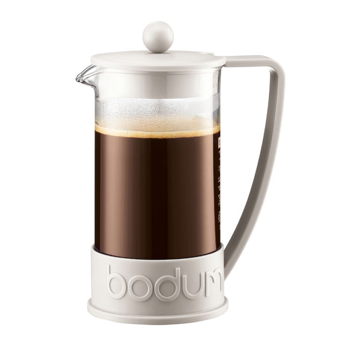 Кофейник Bodum Brazil с прессом, цвет: белый, 1 л54 009312 Кофейник Bodum Brazil с прессом, цвет: белый, 1 л54 009312Кофейник Brazil с пластиковым каркасом и стеклянной колбой, который во всем мире ассоциируется с методом френч-пресс, а значит и с отлично приготовленным кофе, займет достойное место на вашей кухне. Современный дизайн полностью соответствует последним модным тенденциям в создании предметов бытовой техники.В комплект с кофейником входит мерная ложечка. Настоящим ценителям натурального кофе широко известны основные и наиболее часто применяемые способы его приготовления: эспрессо, по-турецки, гейзерный. Однако существует принципиально иной способ, известный как french press, благодаря которому приготовление ароматного напитка стало гораздо проще.Метод french press прост: в теплый кофейник насыпают кофе среднего помола и заливают горячей водой. После того, как напиток настоится 3-5 минут, гущу отделяют поршнем с сеткой - и кофе готов! Эксперты считают, что такой способ позволяет получить максимально ароматный и нежный кофе - ведь он не перегревается, не подвергается воздействию высокого давления и не проходит через бумажный фильтр. Результат - напиток с максимально чистым вкусом. Характеристики: Материал: стекло, нержавеющая сталь, пластик. Объем кофейника: 1 л. Высота кофейника (с учетом крышки): 21 см. Размеры упаковки: 15 см х 22 см х 11 см. Изготовитель: Швейцария. Артикул: 10938-913.
