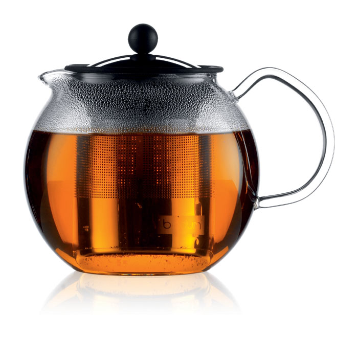 Френч-пресс Bodum Assam, 1 л54 009312 Френч-пресс Bodum Assam, 1 л54 009312Френч-пресс Bodum Assam займет достойное место на вашей кухне и позволит вам заварить свежий, ароматный чай. Засыпая чайную заварку в фильтр-сетку и заливая ее горячей водой, вы получаете ароматный чай с оптимальной крепостью и насыщенностью. Остановить процесс заварки чая легко. Для этого нужно просто опустить поршень, и заварка уйдет вниз, оставляя вверху напиток, готовый к употреблению. Чайник закрывается крышкой, изготовленной из нержавеющей стали с силиконовым уплотнителем. Современный дизайн полностью соответствует последним модным тенденциям в создании предметов бытовой техники.Диаметр френч-пресса по верхнему краю (без учета носика и ручки):9 см.Максимальный диаметр френч-пресса: 12 см.Высота френч-пресса (с учетом крышки): 15 см.