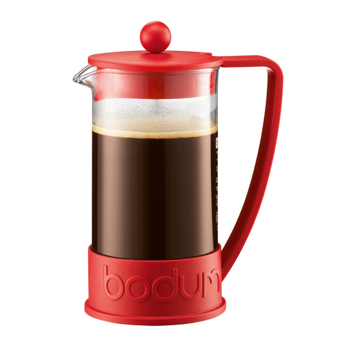 Кофейник Bodum Brazil с прессом, цвет: красный, 1 л54 009312 Кофейник Bodum Brazil с прессом, цвет: красный, 1 л54 009312Кофейник Bodum Brazil с пластиковым каркасом, который во всем мире ассоциируется с методом френч-пресс, а значит и с отлично приготовленным кофе, займет достойное место на вашей кухне. Современный дизайн полностью соответствует последним модным тенденциям всоздании предметов бытовой техники.В комплект с кофейником входит мерная ложечка.Кофейник можно мыть в посудомоечной машине. Настоящим ценителям натурального кофе широко известны основные и наиболее часто применяемые способы его приготовления: эспрессо, по-турецки, гейзерный. Однако существует принципиально иной способ, известный как french press, благодаря которому приготовление ароматного напитка стало гораздо проще.Метод french press прост: в теплый кофейник насыпают кофе среднего помола и заливают горячей водой. После того, как напиток настоится 3-5 минут, гущу отделяют поршнем с сеткой - и кофе готов! Эксперты считают, что такой способ позволяет получить максимально ароматный и нежный кофе - ведь он не перегревается, не подвергается воздействию высокого давления и не проходит через бумажный фильтр. Результат - напиток с максимально чистым вкусом.Ограничения: Не использовать в микроволновой печиНе использовать на индукционной плитеНе является жаропрочной посудойНе ставить в морозильную камеру Характеристики: Материал: стекло, пластик, силикон, нержавеющая сталь. Высота кофейника (с учетом крышки): 19 см. Объем кофейника: 1 л. Размер упаковки:22 см х 15 см х 11 см. Производитель:Швейцария. Артикул:10938-294.