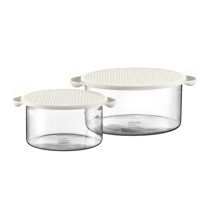 Набор мисок Bodum Hot Pot 2 шт, цвет: белый K10127-91354 009312 Набор мисок Bodum Hot Pot 2 шт, цвет: белый K10127-91354 009312Емкости Hot Pot являются универсальным приобретением для любой кухни. С их помощью можно готовить блюда, хранить продукты и даже сервировать стол. Hot Pot изготавливается из специального боросиликатного стекла, которое, в отличие от обычного, остается очень прочным даже при минимальной толщине. Поэтому прозрачная и изящная емкость отлично переносит высокие температуры, находясь на плите или в духовке. Не менее жаростойкой является и силиконовая крышка емкости Hot Pot, которая вполне может выступить в качестве подставки под блюда, нагретые до 220°C или прихватки. Переводя дословно название Hot Pot, получаем почти сказочное горячий горшочек. И действительно, сложно найти более сказочный кухонный предмет, который при своей внешней простоте выполнял бы столько функций одновременно. Характеристики: Материал: стекло, силикон. Объем: 1 л, 2,5 л. Цвет: белый. Размер упаковки: 22,5 см х 22,5 см х 11,5 см. Производитель: Швейцария. Артикул: K10127-913.