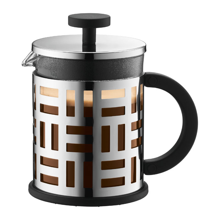 Кофейник Bodum Eileen с прессом, 0,5 л115510 Кофейник Bodum Eileen с прессом, 0,5 л115510Кофейник Eileen с фильтром french press и мерной ложечкой займет достойное место на вашей кухне. Современный дизайн полностью соответствует последним модным тенденциям всоздании предметов бытовой техники. Кофейник снабжен легкой и удобной, покрытой специальным материалом, ручкой квадратной формы, позволяющей безопасно и удобно использовать его в любой ситуации - даже держать два кофейника одновременно. Цельная оправа из нержавеющей стали защищает хрупкую стеклянную емкость от толчков и ударов. В то же время эта оправа не заглушает аппетитный запах свежесваренного кофе.Настоящим ценителям натурального кофе широко известны основные и наиболее часто применяемые способы его приготовления: эспрессо, по-турецки, гейзерный. Однако существует принципиально иной способ, известный как french press, благодаря которому приготовление ароматного напитка стало гораздо проще.Профессиональная серия Eileen была задумана и создана в честь великого архитектора и дизайнера - Эйлин Грей (Eileen Gray). При создании серии были особо учтены соображения функционального удобства. Стильный внешний вид и практичность в использовании сделали Eileen чрезвычайно востребованной серией.Характеристики: Материал: стекло, нержавеющая сталь, пластик. Объем кофейника: 0,5 л. Высота кофейника (с учетом крышки): 15 см. Размеры упаковки: 11,5 см х 16,5 см х 15,5 см. Изготовитель: Швейцария. Артикул: 11196-16.