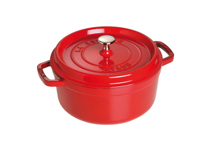 Кокот круглый Staub 20см, 2,2л, цвет: вишневый 1102006622084 Кокот круглый Staub 20см, 2,2л, цвет: вишневый 1102006622084Изготовлена из чугуна, покрытого эмалью снаружи и внутри. Подходит для использования на всех типах плит и в духовке. Перед первым использованием вымыть горячей водой, высушить на слабом огне, затем смазать растительным маслом изнутри. Погреть несколько минут на слабом огне и вытереть избыток масла. Мыть жидким моющим средством, без применения абразивных веществ и металлических губок. Пригодна для мытья в посудомоечной машине. При падении на твердую поверхность посуда может треснуть или разбиться. Металлические кухонные принадлежности могут повредить посуду. Чтобы не обжечься, пользуйтесь прихватками.Адрес изготовителя:Zwilling Staub France S.A.S,47 bis, rue des Vinaigriers, 75010 Paris, FRANCE (Цвиллинг Стауб Франс С.А.С 47 бис, ру де Винаигриерс, 75010 Париж, Франция)