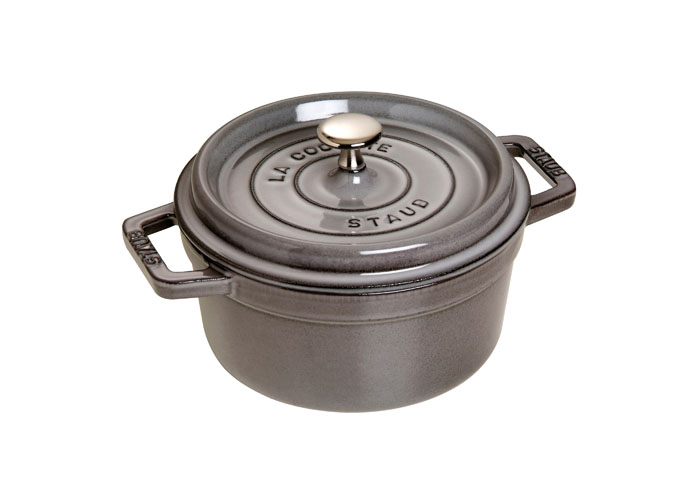 Кокот круглый Staub 22см, 2,6л, цвет: серый графит 1102218630634 Кокот круглый Staub 22см, 2,6л, цвет: серый графит 1102218630634Изготовлена из чугуна, покрытого эмалью снаружи и внутри. Подходит для использования на всех типах плит и в духовке. Перед первым использованием вымыть горячей водой, высушить на слабом огне, затем смазать растительным маслом изнутри. Погреть несколько минут на слабом огне и вытереть избыток масла. Мыть жидким моющим средством, без применения абразивных веществ и металлических губок. Пригодна для мытья в посудомоечной машине. При падении на твердую поверхность посуда может треснуть или разбиться. Металлические кухонные принадлежности могут повредить посуду. Чтобы не обжечься, пользуйтесь прихватками.Адрес изготовителя:Zwilling Staub France S.A.S,47 bis, rue des Vinaigriers, 75010 Paris, FRANCE (Цвиллинг Стауб Франс С.А.С 47 бис, ру де Винаигриерс, 75010 Париж, Франция)