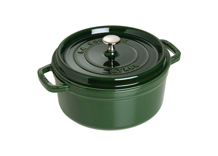 Кокот круглый Staub 22см, 2,6л, цвет: зеленый базилик 1102285636150 Кокот круглый Staub 22см, 2,6л, цвет: зеленый базилик 1102285636150Изготовлена из чугуна, покрытого эмалью снаружи и внутри. Подходит для использования на всех типах плит и в духовке. Перед первым использованием вымыть горячей водой, высушить на слабом огне, затем смазать растительным маслом изнутри. Погреть несколько минут на слабом огне и вытереть избыток масла. Мыть жидким моющим средством, без применения абразивных веществ и металлических губок. Пригодна для мытья в посудомоечной машине. При падении на твердую поверхность посуда может треснуть или разбиться. Металлические кухонные принадлежности могут повредить посуду. Чтобы не обжечься, пользуйтесь прихватками.Адрес изготовителя:Zwilling Staub France S.A.S,47 bis, rue des Vinaigriers, 75010 Paris, FRANCE (Цвиллинг Стауб Франс С.А.С 47 бис, ру де Винаигриерс, 75010 Париж, Франция)