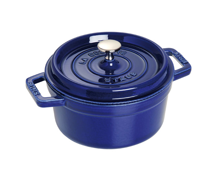 Кокот круглый Staub 22см, 2,6л, цвет: темно-синий 110229193-SI-FO-61 Кокот круглый Staub 22см, 2,6л, цвет: темно-синий 110229193-SI-FO-61Изготовлен из чугуна, покрытого эмалью снаружи и внутри. Подходит для использования на всех типах плит и в духовке. Перед первым использованием вымыть горячей водой, высушить на слабом огне, затем смазать растительным маслом изнутри. Погреть несколько минут на слабом огне и вытереть избыток масла. Мыть жидким моющим средством, без применения абразивных веществ и металлических губок. Пригоден для мытья в посудомоечной машине. При падении на твердую поверхность посуда может треснуть или разбиться. Металлические кухонные принадлежности могут повредить посуду. Чтобы не обжечься, пользуйтесь прихватками.Адрес изготовителя:Zwilling Staub France S.A.S,47 bis, rue des Vinaigriers, 75010 Paris, FRANCE (Цвиллинг Стауб Франс С.А.С 47 бис, ру де Винаигриерс, 75010 Париж, Франция)