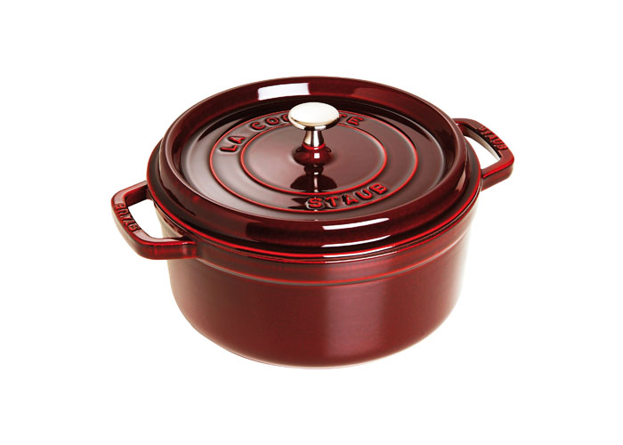 Кокот чугунный Staub, круглый, с крышкой, цвет: гранатовый, 3,8 л. 1102487GL9056-В Кокот чугунный Staub, круглый, с крышкой, цвет: гранатовый, 3,8 л. 1102487GL9056-ВИзготовлена из чугуна, покрытого эмалью снаружи и внутри. Подходит для использования на всех типах плит и в духовке. Перед первым использованием вымыть горячей водой, высушить на слабом огне, затем смазать растительным маслом изнутри. Погреть несколько минут на слабом огне и вытереть избыток масла. Мыть жидким моющим средством, без применения абразивных веществ и металлических губок. Пригодна для мытья в посудомоечной машине. При падении на твердую поверхность посуда может треснуть или разбиться. Металлические кухонные принадлежности могут повредить посуду. Чтобы не обжечься, пользуйтесь прихватками.Адрес изготовителя:Zwilling Staub France S.A.S,47 bis, rue des Vinaigriers, 75010 Paris, FRANCE (Цвиллинг Стауб Франс С.А.С 47 бис, ру де Винаигриерс, 75010 Париж, Франция)Характеристики:Материал: чугун, металл, эмаль. Объем:3,8 л. Внешний диаметр:24 см. Высота стенки:11 см. Толщина стенки:0,3 см. Цвет:гранатовый. Размер упаковки:28,5 см х 12,5 см х 26 см. Производитель:Франция. Артикул:1102487. Торговая марка Staub разрабатывает и создает высококлассные предметы кухонной утвари, которые совмещают традиции и современность, умения наших предков и передовые технологии. Продукция Staub - прекрасное сочетание красоты и функциональности. Она подходит как искусным поварам, так и любознательным дебютантам, готовым познавать удовольствие от вкусной и здоровой пищи.Философия создателя марки Франциса Стоба заключается в том, что каждая деталь - уникальна. Чтобы гарантировать вам постоянное оптимальное функционирование и возможность раскрыть вкусовые качества ваших продуктов, вся продукция Staub проходит самые строгие испытания.Однако, каждое изделие имеет свои особенности и нюансы, поскольку отливается в индивидуальных формах из песка. Которые разрушаются после каждого использования. Все эти тонкие отличия придают продукции Staub свою красоту и подчеркивают ее избранность.