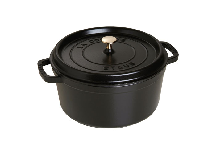 Кокот круглый Staub 28см, 5,85л, цвет: черный 1102825TLY1709-CK-AL Кокот круглый Staub 28см, 5,85л, цвет: черный 1102825TLY1709-CK-ALИзготовлена из чугуна, покрытого эмалью снаружи и внутри. Подходит для использования на всех типах плит и в духовке. Перед первым использованием вымыть горячей водой, высушить на слабом огне, затем смазать растительным маслом изнутри. Погреть несколько минут на слабом огне и вытереть избыток масла. Мыть жидким моющим средством, без применения абразивных веществ и металлических губок. Пригодна для мытья в посудомоечной машине. При падении на твердую поверхность посуда может треснуть или разбиться. Металлические кухонные принадлежности могут повредить посуду. Чтобы не обжечься, пользуйтесь прихватками.Адрес изготовителя:Zwilling Staub France S.A.S,47 bis, rue des Vinaigriers, 75010 Paris, FRANCE (Цвиллинг Стауб Франс С.А.С 47 бис, ру де Винаигриерс, 75010 Париж, Франция)