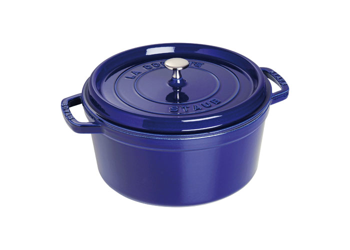 Кокот круглый Staub, цвет: темно-синий, 5,85 л21800 Кокот круглый Staub, цвет: темно-синий, 5,85 л21800Кокот Staub, выполненный из эмалированного чугуна, займет достойное место на вашей кухне. Пища, приготовленная в чугунной посуде, сохраняет свои вкусовые качества, и благодаря экологической чистоте материала, не может нанести вред здоровью человека.Эмалированный чугун - это сплав обогащенного углем железа, покрытого эмалью, изготовленной на основе стекла. Это один из самых лучших материалов, который удерживает тепло, медленно и равномерно его распределяет. Эмалированная посуда также хорошо сохраняет холод, для этого достаточно поставить в холодильник перед его подачей на стол. Внутренняя часть кокота покрыта эмалью матово-черного цвета. Эта качественная и высококлассная эмаль обеспечивает отличное сопротивление перепадам температуры, царапинам и облегчает уход за посудой. Кокот имеет удобную круглую форму и оснащен двумя ручками.Он плотно закрывается крышкой, выполненной также из эмалированного чугуна. Крышка снабжена небольшой металлической ручкой. Кокот Staub подходит для использования на газовых, электрических, галогеновых, стеклокерамических и индукционных плитах, а также в духовке. Мыть жидким моющим средством, без применения абразивных веществ и металлических губок. Не использовать металлические аксессуары. Пригоден для мытья в посудомоечной машине. Характеристики:Материал: чугун, металл, эмаль. Диаметр кокота: 28 см. Высота стенки кокота: 13 см. Ширина кокота (с учетом ручек): 35 см. Объем кокота: 5,85 л. Цвет: темно-синий. Размер упаковки: 30 см х 32 см х 15 см. Артикул: 1102891. Торговая марка Staub разрабатывает и создает высококлассные предметы кухонной утвари, которые совмещают традиции и современность, умения наших предков и передовые технологии. Продукция Staub - прекрасное сочетание красоты и функциональности. Она подходит как искусным поварам, так и любознательным дебютантам, готовым познавать удовольствие от вкусной и здоровой пищи.Философия создателя марки Франциса Стоба заключается в том, что каждая деталь - уникальна. Чтобы гарантировать вам постоянное оптимальное функционирование и возможность раскрыть вкусовые качества ваших продуктов, вся продукция Staub проходит самые строгие испытания.Однако, каждое изделие имеет свои особенности и нюансы, поскольку отливается в индивидуальных формах из песка. Которые разрушаются после каждого использования. Все эти тонкие отличия придают продукции Staub свою красоту и подчеркивают ее избранность.