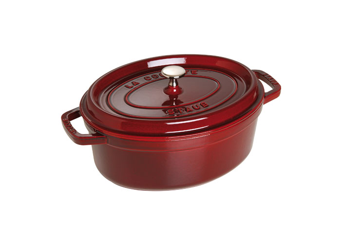 Кокот овальный Staub 29см, 4,25л, цвет: гранатовый 1102987623260 Кокот овальный Staub 29см, 4,25л, цвет: гранатовый 1102987623260Изготовлена из чугуна, покрытого эмалью снаружи и внутри. Подходит для использования на всех типах плит и в духовке. Перед первым использованием вымыть горячей водой, высушить на слабом огне, затем смазать растительным маслом изнутри. Погреть несколько минут на слабом огне и вытереть избыток масла. Мыть жидким моющим средством, без применения абразивных веществ и металлических губок. Пригодна для мытья в посудомоечной машине. При падении на твердую поверхность посуда может треснуть или разбиться. Металлические кухонные принадлежности могут повредить посуду. Чтобы не обжечься, пользуйтесь прихватками.Адрес изготовителя:Zwilling Staub France S.A.S,47 bis, rue des Vinaigriers, 75010 Paris, FRANCE (Цвиллинг Стауб Франс С.А.С 47 бис, ру де Винаигриерс, 75010 Париж, Франция)