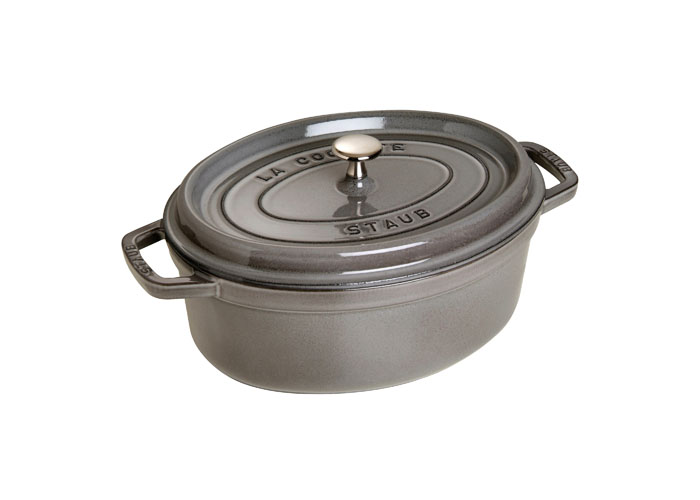 Кокот овальный Staub 31см, 5,4л, цвет: серый графит 110311893-SI-FO-20 Кокот овальный Staub 31см, 5,4л, цвет: серый графит 110311893-SI-FO-20Изготовлена из чугуна, покрытого эмалью снаружи и внутри. Подходит для использования на всех типах плит и в духовке. Перед первым использованием вымыть горячей водой, высушить на слабом огне, затем смазать растительным маслом изнутри. Погреть несколько минут на слабом огне и вытереть избыток масла. Мыть жидким моющим средством, без применения абразивных веществ и металлических губок. Пригодна для мытья в посудомоечной машине. При падении на твердую поверхность посуда может треснуть или разбиться. Металлические кухонные принадлежности могут повредить посуду. Чтобы не обжечься, пользуйтесь прихватками.Адрес изготовителя:Zwilling Staub France S.A.S,47 bis, rue des Vinaigriers, 75010 Paris, FRANCE (Цвиллинг Стауб Франс С.А.С 47 бис, ру де Винаигриерс, 75010 Париж, Франция)