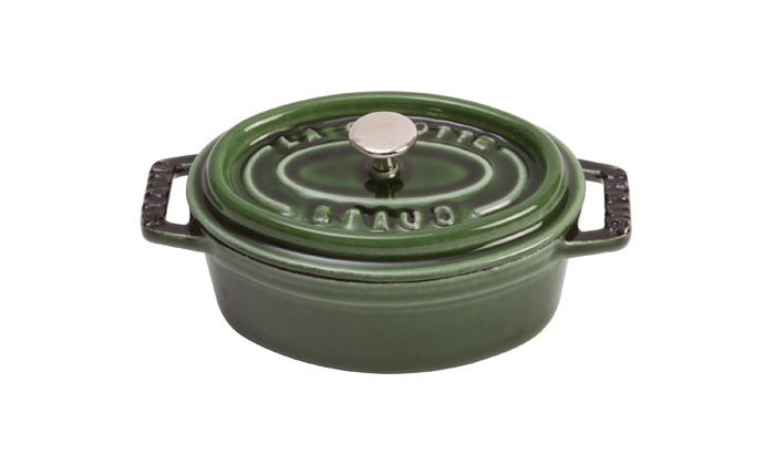Кокот овальный Staub 31см, 5,4л, цвет: зеленый базилик 1103185622084 Кокот овальный Staub 31см, 5,4л, цвет: зеленый базилик 1103185622084Изготовлена из чугуна, покрытого эмалью снаружи и внутри. Подходит для использования на всех типах плит и в духовке. Перед первым использованием вымыть горячей водой, высушить на слабом огне, затем смазать растительным маслом изнутри. Погреть несколько минут на слабом огне и вытереть избыток масла. Мыть жидким моющим средством, без применения абразивных веществ и металлических губок. Пригодна для мытья в посудомоечной машине. При падении на твердую поверхность посуда может треснуть или разбиться. Металлические кухонные принадлежности могут повредить посуду. Чтобы не обжечься, пользуйтесь прихватками.Адрес изготовителя:Zwilling Staub France S.A.S,47 bis, rue des Vinaigriers, 75010 Paris, FRANCE (Цвиллинг Стауб Франс С.А.С 47 бис, ру де Винаигриерс, 75010 Париж, Франция)