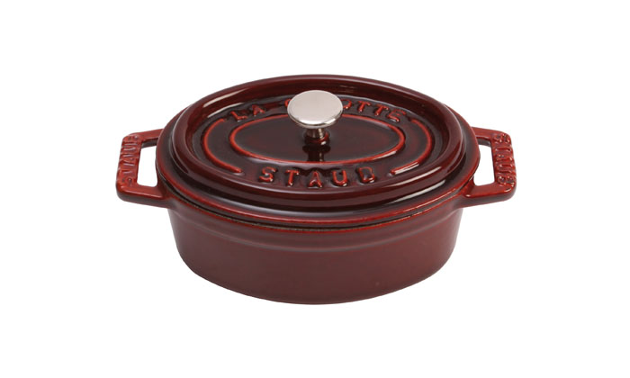 Кокот овальный Staub 31см, 5,4л, цвет: гранатовый 11031871102018 Кокот овальный Staub 31см, 5,4л, цвет: гранатовый 11031871102018Изготовлена из чугуна, покрытого эмалью снаружи и внутри. Подходит для использования на всех типах плит и в духовке. Перед первым использованием вымыть горячей водой, высушить на слабом огне, затем смазать растительным маслом изнутри. Погреть несколько минут на слабом огне и вытереть избыток масла. Мыть жидким моющим средством, без применения абразивных веществ и металлических губок. Пригодна для мытья в посудомоечной машине. При падении на твердую поверхность посуда может треснуть или разбиться. Металлические кухонные принадлежности могут повредить посуду. Чтобы не обжечься, пользуйтесь прихватками.Адрес изготовителя:Zwilling Staub France S.A.S,47 bis, rue des Vinaigriers, 75010 Paris, FRANCE (Цвиллинг Стауб Франс С.А.С 47 бис, ру де Винаигриерс, 75010 Париж, Франция)