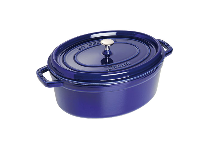 Кокот овальный Staub 31см, 5,4л, цвет: темно-синий 11031911102025 Кокот овальный Staub 31см, 5,4л, цвет: темно-синий 11031911102025Изготовлен из чугуна, покрытого эмалью снаружи и внутри. Подходит для использования на всех типах плит и в духовке. Перед первым использованием вымыть горячей водой, высушить на слабом огне, затем смазать растительным маслом изнутри. Погреть несколько минут на слабом огне и вытереть избыток масла. Мыть жидким моющим средством, без применения абразивных веществ и металлических губок. Пригоден для мытья в посудомоечной машине. При падении на твердую поверхность посуда может треснуть или разбиться. Металлические кухонные принадлежности могут повредить посуду. Чтобы не обжечься, пользуйтесь прихватками.Адрес изготовителя:Zwilling Staub France S.A.S,47 bis, rue des Vinaigriers, 75010 Paris, FRANCE (Цвиллинг Стауб Франс С.А.С 47 бис, ру де Винаигриерс, 75010 Париж, Франция)