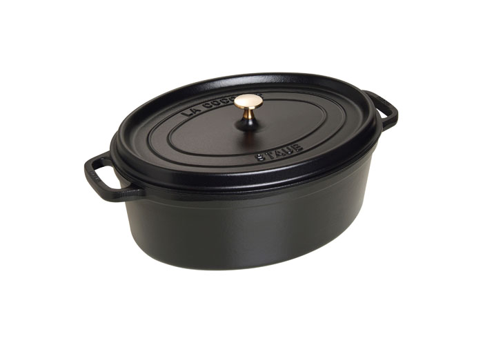 Кокот овальный Staub 33см, 6,5л, цвет: черный 110332540510-810 Кокот овальный Staub 33см, 6,5л, цвет: черный 110332540510-810Изготовлена из чугуна, покрытого эмалью снаружи и внутри. Подходит для использования на всех типах плит и в духовке. Перед первым использованием вымыть горячей водой, высушить на слабом огне, затем смазать растительным маслом изнутри. Погреть несколько минут на слабом огне и вытереть избыток масла. Мыть жидким моющим средством, без применения абразивных веществ и металлических губок. Пригодна для мытья в посудомоечной машине. При падении на твердую поверхность посуда может треснуть или разбиться. Металлические кухонные принадлежности могут повредить посуду. Чтобы не обжечься, пользуйтесь прихватками.Адрес изготовителя:Zwilling Staub France S.A.S,47 bis, rue des Vinaigriers, 75010 Paris, FRANCE (Цвиллинг Стауб Франс С.А.С 47 бис, ру де Винаигриерс, 75010 Париж, Франция)