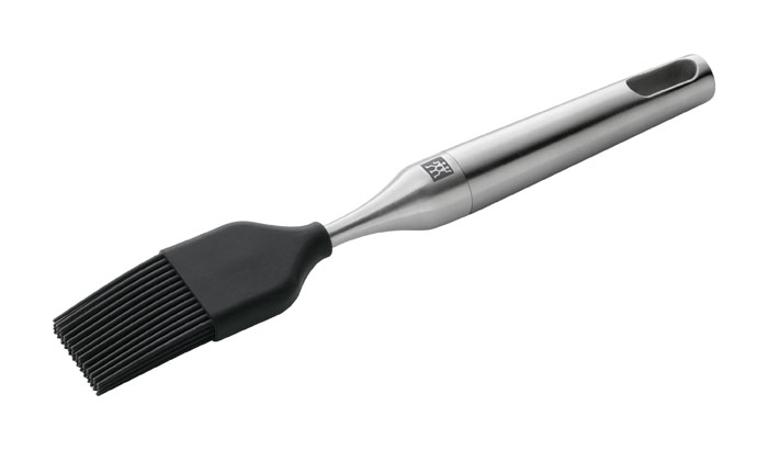 Кисточка кулинарная Zwilling Twin Pure силиконовая, цвет: черный 37509-00094672 Кисточка кулинарная Zwilling Twin Pure силиконовая, цвет: черный 37509-00094672Кисточка кулинарная Twin Pure предназначена для нанесения масла или глазури на поверхность выпеченных изделий для придания им золотистой корочки. Изготовлена из высококачественной нержавеющей стали и силикона. Очень удобная ручка не позволит выскользнуть венчику из вашей руки, а благодаря небольшой петле можно подвесить изделие на кухне. Кисточка кулинарная Twin Pure займет достойное место среди аксессуаров на вашей кухне. Характеристики: Материал: нержавеющая сталь, силикон. Длина: 22,5 см. Производитель:Германия. Изготовитель:Китай. Артикул:37509-000.Немецкая компания Zwilling J. A. Henckels была основана в 1731 году. При производстве своей продукции компания на протяжении многих лет использует инновационные технологии. В настоящее время компания Zwilling J. A. Henckels является эталоном высокого немецкого качества, долговечности и практичности, чем заслужили признание во всем мире.