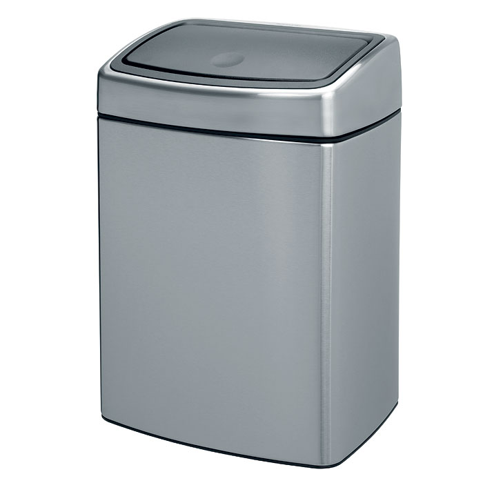 Ведро для мусора Brabantia Touch Bin, 10 л477225 Ведро для мусора Brabantia Touch Bin, 10 л477225Ведро для мусора Brabantia Touch Bin, выполненное из антикоррозийной матовой стали с защитой от отпечатков пальцев, обеспечит долгий срок службы и легкую чистку. Ведро поможет вам держать мелкий мусор в порядке и предотвратит распространение неприятного запаха. Съемная крышка, выполненная из нержавеющей стали и пластика, открывается и закрывается нажатием с характерным щелчком. Крышка открывается и закрывается бесшумно, плотно прилегает к ведру. Пластиковое основание ведра предотвращает повреждение пола. Внутренняя часть ведра - это корзина, выполненная из пластика. Ведро укомплектовано съемным настенным держателем из нержавеющей стали (в комплект входят два шурупа и два дюбеля).В комплекте с ведром идет упаковка с подходящими по размеру мусорными мешками фирмы Brabantia, которые оснащены затяжными шнурками. Характеристики:Материал:сталь матовая, пластик. Объем:10 л. Высота ведра:38 см. Размер ведра (Д х Ш):27 см х 21 см. Объем мешков для мусора:10-12 л. Количество мешков для мусора:20 шт. Размер упаковки:28,5 см х 22,5 см х 34 см. Артикул:477225.Гарантия производителя: 5 лет.