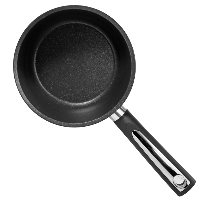 Ковш Masterchef. Диаметр 16 см94672 Ковш Masterchef. Диаметр 16 см94672Ковш Masterchef изготовлен из алюминия толщиной 5 мм. Он имеет внутреннее трехслойное антипригарное покрытие Teflon Platinum, стойкое к появлению царапин и истиранию. Толстое и идеально гладкое дно обеспечивает равномерное распределение тепла. Ковш снабжен удобной бакелитовой ручкой с металлической вставкой, которая не нагревается в процессе приготовления пищи. Серия Masterchefсоздана, чтобы удовлетворить потребности самых взыскательных кулинаров и профессиональных шеф-поваров. Это результат сочетания уникального производственного процесса, современного дизайна, непревзойденного качества и использования передовых сертифицированных материалов. Характеристики:Материал: алюминий, бакелит, металл.Диаметр ковша: 16 см.Высота стенки ковша:7 см.Длина ручки: 15,5 см.Производитель: Италия.Артикул:1385.