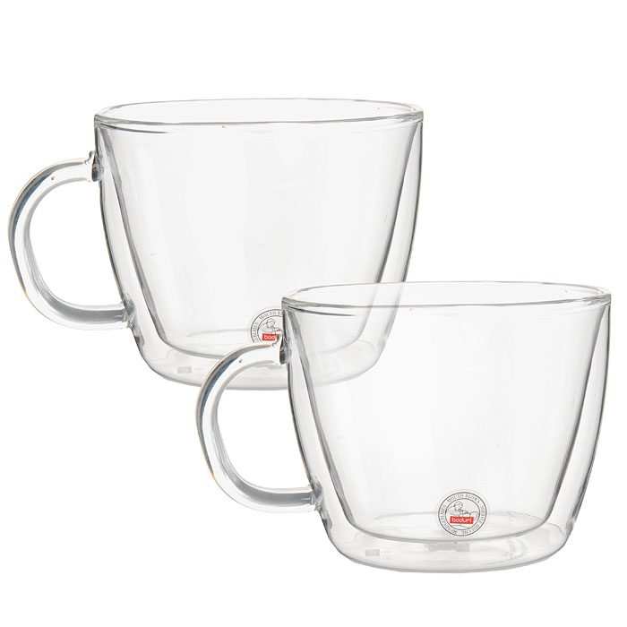 Набор термокружек для латте Bodum Bistro, 2х450 мл 10608-10FS-91909 Набор термокружек для латте Bodum Bistro, 2х450 мл 10608-10FS-91909Набор Bistro состоит из двух термокружек, выполненных из двухслойного боросиликатного стекла. Горячие напитки в термокружке долгое время сохраняют тепло, а холодные не нагреваются. Эргономичная ручка удобно фиксируется в руке. Кружки отлично подходят для латте. Термокружки можно использовать в микроволновой печи, холодильнике и мыть в посудомоечной машине. Характеристики: Материал: боросиликатное стекло. Диаметр кружки по верхнему краю:11 см. Высота кружки:9,5 см. Объем:450 мл. Комплектация:2 шт. Размер упаковки:24,5 см х 11,5 см х 10 см. Производитель:Швейцария. Артикул:10608-10.