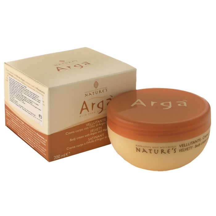 Крем для тела Natures Arga, бархатный, 200 млC3841810 Крем для тела Natures Arga, бархатный, 200 млC3841810Бархатный крем для тела Natures Arga идеальное средство для сухой и обезвоженной кожи, активно восстанавливает природный уровень влаги. Обладает антиоксидантными свойствами. Питает, помогает бороться с преждевременным старением, потерей упругости и эластичности кожи. Тонизирует и уменьшает покраснения. Мягкая легкая текстура крема способствует быстрому впитыванию, не оставляя жирных следов. Кожа становится более упругой, шелковистой и сияющей.Способ применения: наносите легкими массажными движениями на кожу тела до полного впитывания. Характеристики:Объем: 200 мл. Производитель: Италия.Артикул:60150601.Товар сертифицирован.