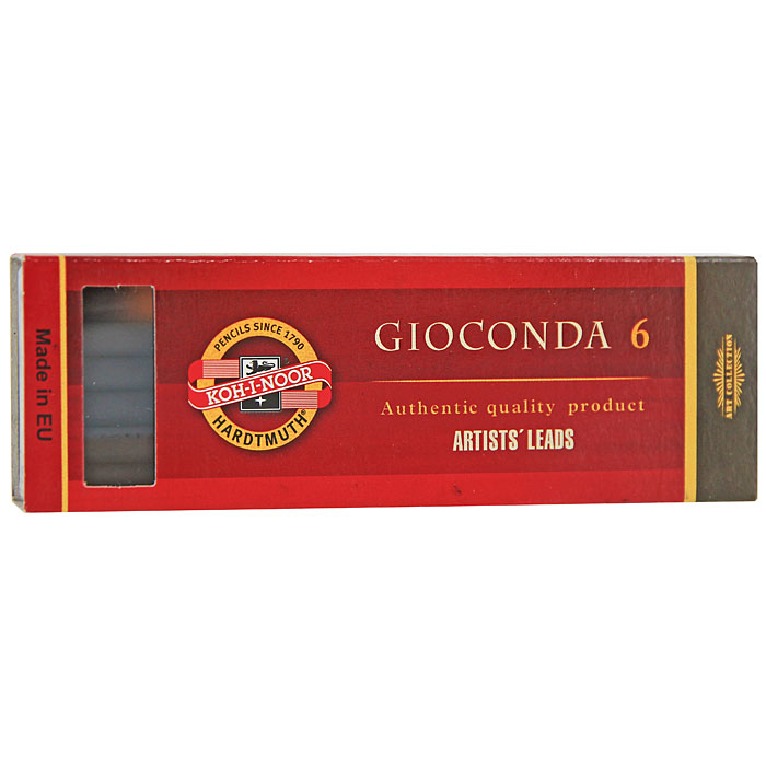 Искусственный уголь для рисования Gioconda, 6 штук72523WD Искусственный уголь для рисования Gioconda, 6 штук72523WDНабор искусственных углей для рисования Gioconda состоит из шести углей, выполненных в форме карандаша. Уголь относится к самым старым рисовальным материалам. Природный уголь получают обжигом прутьев при высокой температуре без доступа воздуха. Древесина обуглится, а отдельные веточки остаются целыми, ими можно рисовать сразу после обжига. Искусственный уголь получают из черного пигмента с наполнителями и иногда сажей. Уголь - это быстрый, линейный и чувственный рисовальный инструмент. Он может создать, как выразительные, так и мягкие линии, гибкость которых непревзойденна. Характер и воздействие угольного штриха определяется способом ведения угля.Углем можно создавать мягкие и проработанные тоновые эффекты различными способами.Характеристики: Материал: искусственный уголь. Длина одного угля: 12 см. Диаметр: 5,6 мм.