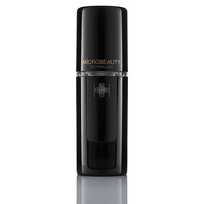 Ультразвуковой увлажнитель для кожи Microbeauty, цвет: черный81577343 Ультразвуковой увлажнитель для кожи Microbeauty, цвет: черный81577343Ультразвуковой увлажнитель для кожи Microbeauty предназначен для глубокого увлажнения кожи, лица, рук и области декольте. Идеально дополняет салонные процедуры.Результаты заметны уже после первого применения.Усиливает яркость макияжа в течение дня.Успокаивает и освежает кожу после загара.Прекрасно увлажняет и питает волосы.По данным исследований университета Providence (США), где проводилось тестирование Microbeauty, после нанесения увлажняющего средства с помощью аппарата на лице уровень содержания влаги в коже через час поднимается на 82,3%, а при нанесении вручную - всего на 67,7%. Через два часа увлажненность кожи уменьшается в первом случае до 74,7%, а во втором - до 49,1%. Ультразвуковой увлажнитель Microbeauty – портативный прибор для косметологов при проведении салонных процедур c использованием гиалуроновой кислоты, пептидов и пр.Применение Microbeauty поверх нанесенных концентратов обеспечивает эффект окклюзии и усиливает омолаживающий и увлажняющий эффект процедуры. Идеально дополняет салонный уход с применением альгинатных, пластифицирующих масок, колагеновых листов.Microbeauty в сочетании с гиалуроновой кислотой обеспечивает эффект максимального насыщения кожи влагой. Молекулы гиалуроновой кислоты мнгновенно притягиват к себе микроскопические частицы влаги и значительно повышают увлажняющий фактор кожи. Характеристики: Материал: пластик, металл. Размер устройства: 3,2 х 3,1 х 9,9 см. Размер упаковки: 18 см х 13 см х 5 см.