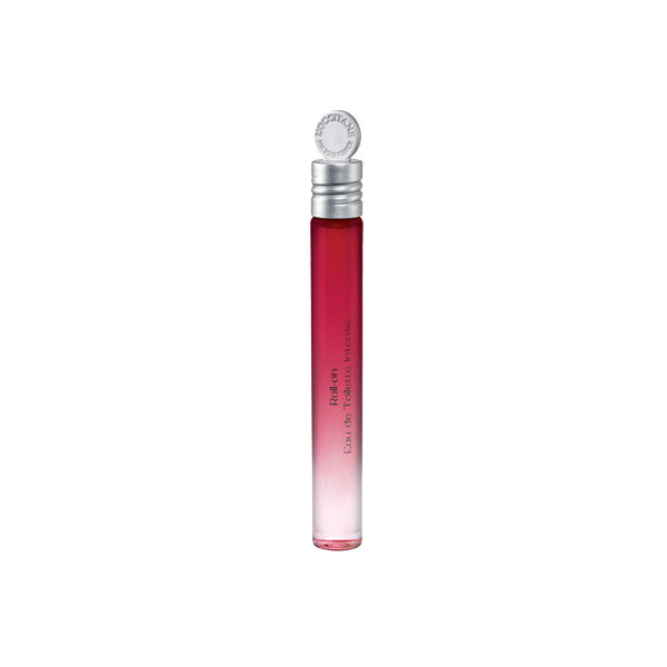 LOccitane Туалетная вода Пион, 10 млP045335 LOccitane Туалетная вода Пион, 10 млP045335Инновационный продукт - более интенсивная версия туалетной воды с удобным роликовым аппликатором. Простой и изящный жест, чтобы обновить любимый аромат в любое время дня и ночи, - просто нанесите аромат на точки пульсации (шея, запястья, декольте). Передает тонкую ауру цветков в благородном аромате, полном зеленой свежести. Содержит экстракт пиона из региона Дром (Франция). Характеристики:Объем: 10 мл. Артикул: 197882. Производитель: Франция. Товар сертифицирован. Loccitane (Локситан) - натуральная косметика с юга Франции, основатель которой Оливье Боссан. Название Loccitane происходит от названия старинной провинции - Окситании. Это также подчеркивает идею кампании - сочетании традиций и компонентов из Средиземноморья в средствах по уходу за кожей и для дома. LOccitane использует для производства косметических средств натуральные продукты: лаванду, оливки, тростниковый сахар, мед, миндаль, экстракты винограда и белого чая, эфирные масла розы, апельсина, морская соль также идет в дело. Специалисты компании с особой тщательностью отбирают сырье. Учитывается множество факторов, от места и условий выращивания сырья до времени и технологии сборки.