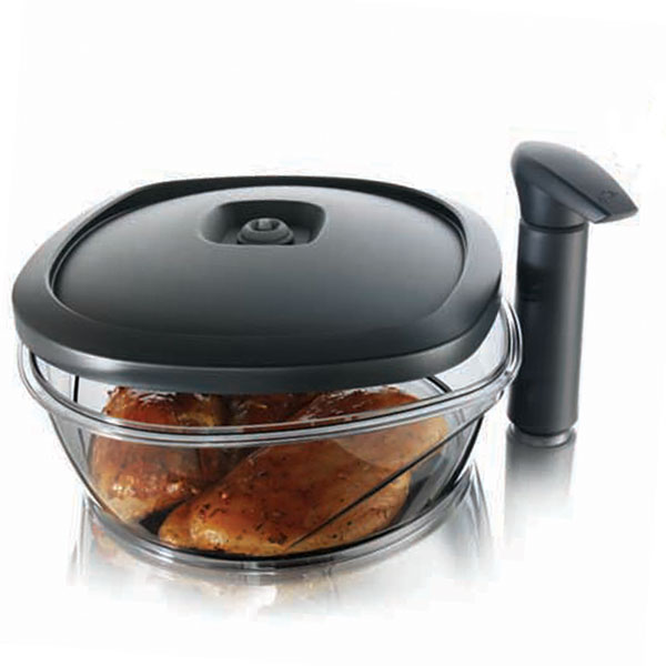 Контейнер Tomorrows Kitchen Instant Marinater для хранения и маринования продуктов, с помпой, 2,5 лVT-1520(SR) Контейнер Tomorrows Kitchen Instant Marinater для хранения и маринования продуктов, с помпой, 2,5 лVT-1520(SR)Вакуумный контейнер Tomorrows Kitchen Instant Marinater, выполненный из высококачественного пищевого пластика - это новое слово в приготовлении и сохранении пищи! В контейнере применяется вакуумная технология, что позволяет длительное время сохранять ваши продукты свежими. Контейнер можно использовать как для хранения, так и для маринования мяса, дичи или рыбы. Он маринует и размягчает не более чем за 10 минут. Контейнер легок в использовании, экономит время, идеален для домашней кухни и шашлыка. Вакуумный насос, который входит в комплект, отсасывает воздух из контейнера, создавая вакуум для оптимальных условий хранения. От воздействия света защищают тонированные стенки контейнера. Контейнер можно мыть в посудомоечной машине. Характеристики:Материал: пластик. Объем контейнера: 2,5 л. Размер контейнера: 26 см х 26 см х 11,5 см. Длина насоса: 16,5 см. Размер упаковки: 26,5 см х 26,5 см х 11,5 см. Производитель: Нидерланды. Артикул: 2977460.