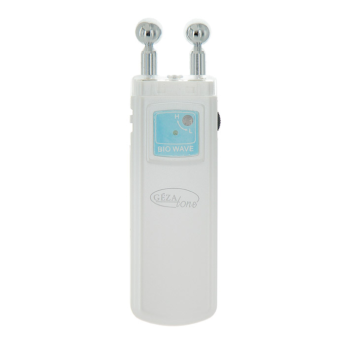 Массажер Микротоки для лица Bio Wave Gezatone m92031-0822 Массажер Микротоки для лица Bio Wave Gezatone m92031-0822Прибор по уходу за кожей Gezatone Bio Wave - это портативный косметический аппарат для микротоковой стимуляции кожи лица.Принцип действия прибора - использование слабых импульсных токов с переменной частотой, по своим физическим характеристикам близких к биотокам человеческого организма. Микротоки восстанавливают состояние всех слоев кожи, укрепляют и тонизируют мышцы лица, стимулируют синтез коллагена и эластина, а также нормализуют микроциркуляцию и лимфооток.Процедура выполняется электродами - шариками, к которым приложено переменное электрическое напряжение.Амплитуда выходных импульсов: 1,2-12 В.Диапазон допустимых температур воздуха: 5°C-40°C.Прибор работает от 2 батареек типа ААА.Противопоказания: заболевания лицевых нервов, беременность, злокачественные онкологические заболевания, острые воспалительные процессы (особенно гнойные), инородные тела и имплантаты, располагающиеся внутрикожно или непосредственно под кожей.