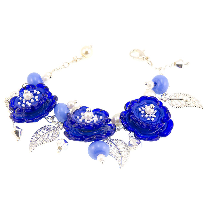 Браслет Карамель в цвету (Lampwork) Ручная авторская работа. BR0018Глидерный браслет Браслет Карамель в цвету (Lampwork) Ручная авторская работа. BR0018Глидерный браслетДлина 21 см. Диаметр цветка 2,3 см.Материал: Стекло, металлическая фурнитура. Авторская работа. Автор Ольга Букина.Оригинальный браслет, изготовленный вручную в виде цветов из синего стекла, бусин и металлических декоративных элементов, позволит вам с легкостью воплотить самую смелую фантазию и создать собственный, неповторимый образ. Красивое и необычное украшение блестяще подчеркнет изящество, женственность и красоту своей обладательницы и поможет внести разнообразие в привычный образ. УВАЖАЕМЫЕ КЛИЕНТЫ! Каждое украшение выполнено вручную и потому уникально. Ваше украшение может несколько отличаться в деталях от представленного на фотографии. Общий вид украшения сохраняется.