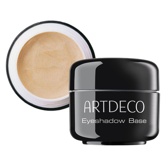 Artdeco База под тени для век Eyeshadow Base, 5 млSatin Hair 7 BR730MN Artdeco База под тени для век Eyeshadow Base, 5 млSatin Hair 7 BR730MNБаза для теней Artdeco Eyeshadow Base жемчужно-телесного цвета с кремовой текстурой и максимальным светоотражением помогает корректировать недостатки и цветовые несовершенства кожи, готовит веко для нанесения теней. Этот продукт специально создан, чтобы подчеркнуть красоту цвета и текстуры теней для век. Макияж глаз благодаря использованию Artdeco Eyeshadow Base становиться максимально стойким. Уникальный комплекс антисептиков, увлажнителей и витаминов успокаивают покраснения на веках. Применение:на чистое веко нанесите подушечками пальцев небольшое количество базы, распределив по верхнему веку. Дайте зафиксироваться текстуре в течение минуты и наносите тени или карандаш.Обязательно плотно закрывайте крышку после каждого использования. Характеристики:Объем: 5 мл. Производитель: Германия. Артикул: 2910. Товар сертифицирован.