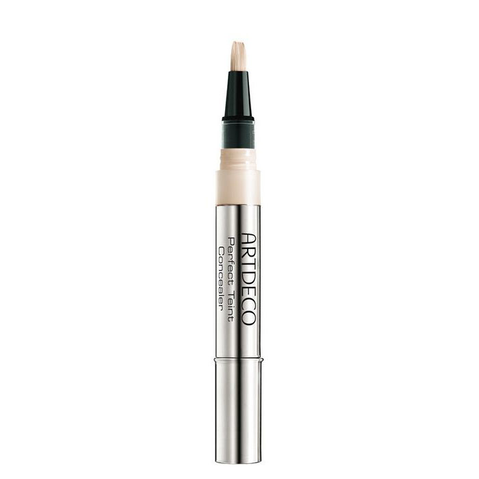 Artdeco Консилер с кисточкой маскирующий Perfect Teint Concealer, тон №09, 2 млSatin Hair 7 BR730MN Artdeco Консилер с кисточкой маскирующий Perfect Teint Concealer, тон №09, 2 млSatin Hair 7 BR730MNКремообразный консилер Artdeco Perfect Teint Concealer в удобной и практичной упаковке с дозатором и кистью позволяет максимально точно ретушировать недостатки лица. Влагостойкая формула насыщенная светоотражающими пигментами зрительно выравнивает и освежает кожу.Консилер представлен в четырех оттенках: оттенки №05, №09 сотрут следы усталости, а оттенки №03 и №07 придадут вашей коже свечение.Профессиональный совет: наносите консилер на внутренний угол глаза при помощи кисти и припечатайте подушечками пальцев самое темное место под глазами, затем припудрите. Наносите консилер после тонального крема.Нанесите маскирующее средство на носогубные складки, под глаза и мягко растушуйте - больше ни чего не надо что бы освежить уставший макияж в конце дня! Характеристики:Объем: 2 мл. Тон: №09. Производитель: Германия. Артикул: 497.9. Товар сертифицирован.