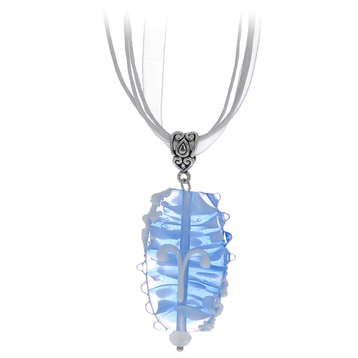 Кулон Знак зодиака - Овен (Lampwork) Ручная авторская работа39890|Колье (короткие одноярусные бусы) Кулон Знак зодиака - Овен (Lampwork) Ручная авторская работа39890|Колье (короткие одноярусные бусы)Высота кулона 4 см, ширина 2,5 см. Длина шнурка 22 см.Материал: Стекло, металл, кристаллы.Цвет: Голубой, белый синий.Автор: Ольга Букина.Элегантный кулон со знаком Зодиака Овен - стихия огня, но кулон выполнен в нежно-голубом цвете. Знак Овен выполнен из стекла белого цвета. Рожденная под знаком Овна - нуждается во внимании и тепле. Она нуждается в поддержке и совете в при принятии решений. Несмотря на свою легкую беспомощность, очень умна и может решать практически любые жизненные задачи. Она всегда прекрасно выглядит, любит приключения, что делает жизнь с ней увлекательной и непредсказуемой.Этот подарок - нежная капля голубого стекла, на теплой ладони. Каждое украшение выполнено вручную и потому уникально. Ваше украшение может несколько отличаться в деталях от представленного на фотографии. Общий вид украшения сохраняется.