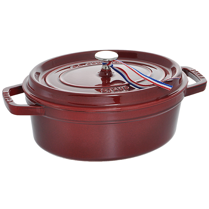 Кокот овальный Staub с крышкой, цвет: гранатовый, 3,2 лTLY1709-CK-AL Кокот овальный Staub с крышкой, цвет: гранатовый, 3,2 лTLY1709-CK-ALКокот Staub овальной формы изготовлен из чугуна, покрытого снаружи эмалью гранатового цвета. Эмалированная посуда прекрасно удерживает тепло, медленно и равномерно его распределяет. Внутри кокот покрыт эмалью матово-черного цвета. Эта качественная и высококлассная эмаль обеспечивает отличное сопротивление перепадам температуры, царапинам и облегчает уход за посудой. Кокот отлично подойдет для приготовления и подачи на стол разнообразных запеканок, жульенов, суфле, муссов, а также его можно использовать в качестве посуды для закусок, соусов или приправ.Изделие можно использовать в духовке и на всех видах плит, включая индукционные, а также мыть в посудомоечной машине. Характеристики:Материал: чугун, эмаль, металл. Цвет: гранатовый. Объем: 3,2 л. Размер по верхнему краю: 21 см х 27 см. Высота стенки: 9,5 см. Толщина стенки: 0,3 см. Толщина дна: 0,6 см. Размер упаковки:23 см х 33,5 см х 11,5 см. Артикул:1102787.
