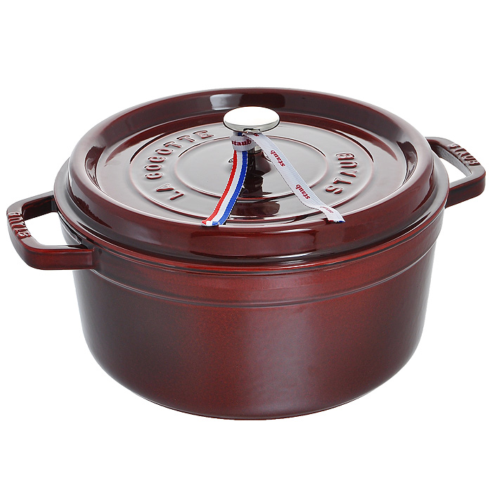 Кокот круглый Staub, цвет: гранатовый, 4,6 л623020 Кокот круглый Staub, цвет: гранатовый, 4,6 л623020Кокот Staub круглой формы изготовлен из чугуна, покрытого снаружи эмалью гранатового цвета. Эмалированная посуда прекрасно удерживает тепло, медленно и равномерно его распределяет. Внутри кокот покрыт эмалью матово-черного цвета. Эта качественная и высококлассная эмаль обеспечивает отличное сопротивление перепадам температуры, царапинам и облегчает уход за посудой. Кокот отлично подойдет для приготовления и подачи на стол разнообразных запеканок, жульенов, суфле, муссов, а также его можно использовать в качестве посуды для закусок, соусов или приправ.Изделие можно использовать в духовке и на всех видах плит, включая индукционные, а также мыть в посудомоечной машине. Характеристики:Материал: чугун, эмаль, металл. Цвет: гранатовый. Объем: 4,6 л. Диаметр по верхнему краю: 26 см. Высота стенки: 12 см. Толщина стенки: 0,3 см. Толщина дна: 0,6 см. Размер упаковки:29 см х 27,5 см х 13 см. Артикул:1102687.