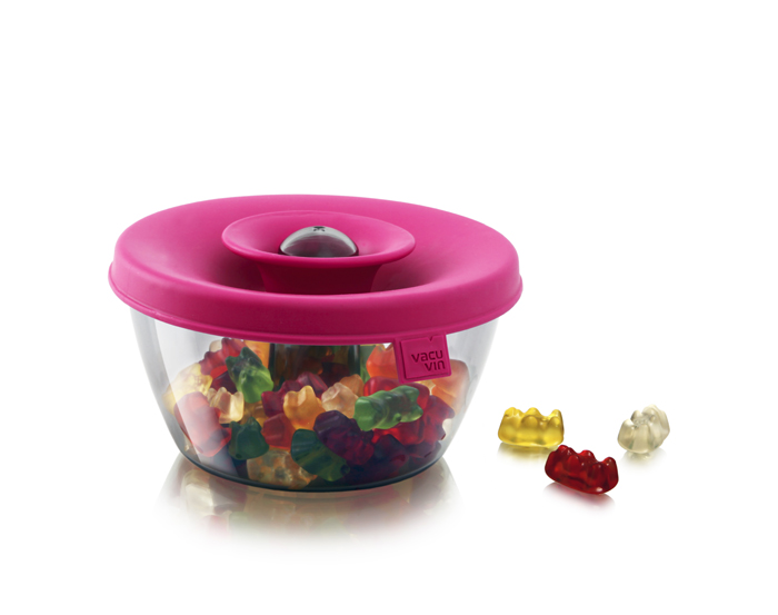Емкость VacuVin PopSome для хранения орешков, конфет, цвет: розовый, 0,45 лVT-1520(SR) Емкость VacuVin PopSome для хранения орешков, конфет, цвет: розовый, 0,45 лVT-1520(SR)Емкость VacuVin PopSome, выполненная из высококачественного пищевого пластика, это удобный порционный дозатор для орешков, мармелада, драже. Яркая цветная силиконовая крышка с запатентованной системой герметичного закрытия Оксилок гарантирует плотное закрытие емкости. Потяните горлышко гибкой крышки вверх до хлопка, и откроется небольшое отверстие, через которое можно отсыпать часть содержимого. Емкость VacuVin PopSome отлично подойдет для вечеринок. Ее содержимое легко доступно, и в то же время соблюдается гигиена, так как каждый гость отсыпает себе порцию, не трогая руками остальное. В случае если емкость случайно упадет, ее содержимое не рассыплется. Емкость можно мыть в посудомоечной машине. Емкость Popsome получила в 2010 году премию на выставке промышленного дизайна и вышла в финал конкурса Дизайн товаров для дома 2011. Характеристики:Материал: пластик, резина. Цвет: розовый. Диаметр емкости: 12,5 см. Высота емкости с закрытой крышкой: 8,5 см. Высота емкости с открытой крышкой: 12,5 см. Артикул: 2830160.