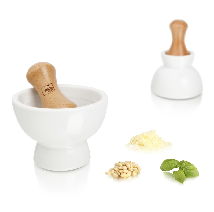 Набор VacuVin Double Pestle & Mortar: пестик, двухсторонняя ступка115510 Набор VacuVin Double Pestle & Mortar: пестик, двухсторонняя ступка115510Набор VacuVin Double Pestle & Mortar состоит из деревянного пестика и двухсторонней белой керамической ступки. Ступка - удобный кухонный инструмент для измельчения и смешения различных сухих трав и специй. С ее помощью вы можете приготовить свой собственный микс специй для соуса, супа или маринада. Керамическую ступку можно использовать с обеих сторон, в зависимости от необходимого размера чаши. Для удобного хранения без пыли, поверните ступку более широкой чашей вниз и установите пестик вертикально в меньшую чашу. Характеристики:Материал: керамика, дерево. Цвет: белый. Диаметр большой ступки: 11,5 см. Диаметр маленькой ступки: 7 см. Высота ступки: 8,7 см. Размер пестика: 9 см х 5 см х 5 см. Размер упаковки: 13 см х 12 см х 9,5 см. Артикул: 4630160.