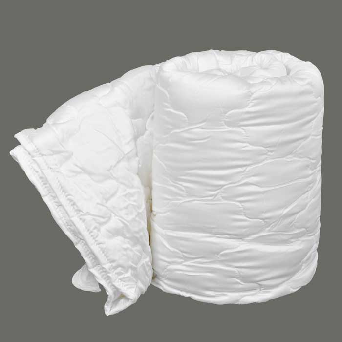 Одеяло Dargez Виктория легкое, наполнитель: Tencel, 200 х 220 см531-103 Одеяло Dargez Виктория легкое, наполнитель: Tencel, 200 х 220 см531-103Одеяло Dargez Виктория представляет собой чехол из сатина Tencel с наполнителем из волокна Tencel и силиконизированного полиэфирного волокна Вайтелль. Оделяло Dargez Виктория создано специально для тех, кто ценит здоровый сон. Безупречно гладкая поверхность волокна в сочетании с его высокой гигроскопичностью делает его идеальным для людей с чувствительной кожей, не вызывая ее раздражение и поддерживая естественный баланс. Tencel - волокно нового поколения, созданное из древесины на основе последних достижений мембранных технологий и молекулярной инженерии. Благодаря своей уникальной нано-фибрилльной структуре Tencel обладает рядом положительным свойств натуральных и синтетических волокон: мягкостью, прочностью, повышенной терморегуляцией и гигроскопичностью. Вайтелль - новый синтетический наполнитель, обладающий за счет специальной обработки исключительной шелковистостью, повышенными упругими свойствами, а воздушный канал в продольном направлении волокон делает их более пышными и способствует повышенному воздухообмену.Одеяло вложено в текстильную сумку-чехол зеленого цвета на застежке-молнии, а специальная ручка делает чехол удобным для переноски. Характеристики:Материал чехла: сатин Tencel. Наполнитель: 50% Tencel, 50% силиконизированное полиэфирное волокно Вайтелль. Размер одеяла: 200 см х 220 см. Масса наполнителя: 0,97 кг. Размер упаковки: 60 см х 40 см х 18 см. Артикул: 26(34)326. Торговый Дом Даргез был образован в 1991 году на базе нескольких компаний, занимавшихся производством и продажей постельных принадлежностей и поставками за рубеж пухоперового сырья. Благодаря опыту, накопленным знаниям, стремлению к инновациям и развитию за 19 лет компания смогла стать крупнейшим производителем домашнего текстиля на территории Российской Федерации. В основу деятельности Торгового Дома Даргез положено стремление предоставить покупателю широкий выбор высококачественных постельных принадлежностей и текстиля для дома, которые способны создавать наилучшие условия для комфортного и, что немаловажно, здорового сна и отдыха.принадлежностей и текстиля для дома, которые способны создавать наилучшие условия для комфортного и, что немаловажно, здорового сна и отдыха.
