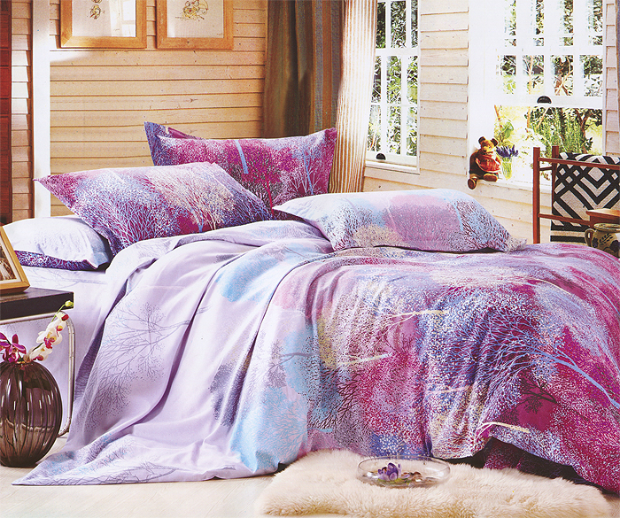 Комплект белья JiaKe Home Textile (1,5 спальный КПБ, полиэстер, наволочки 70х70), цвет: фиолетовыйK100 Комплект белья JiaKe Home Textile (1,5 спальный КПБ, полиэстер, наволочки 70х70), цвет: фиолетовыйK100Постельное белье JiaKe Home Textile выполнено из полиэстера. В комплект входят: пододеяльник, простыня, 2 наволочки с клапаном, без пуговиц или молний. Все предметы набора украшены оригинальным изображением деревьев. Качество материала, яркая и, вместе с тем, неагрессивная цветовая гамма привнесут в интерьер гармонию, уют и собственный неповторимый стиль.По мягкости полиэстер близок к хлопку, этот материал очень стоек к смятию, легко стирается,после стирки быстро сохнет, материал не растягивается и не садится. Характеристики: Страна: Китай. Материал: 100% полиэстер. Размер упаковки: 45 см х 31 см х 5 см. В комплект входят: Пододеяльник - 1 шт. Размер: 220 см х 145 см. Простыня - 1 шт. Размер: 225 см х 150 см. Наволочка - 2 шт. Размер: 70 см х 70 см.