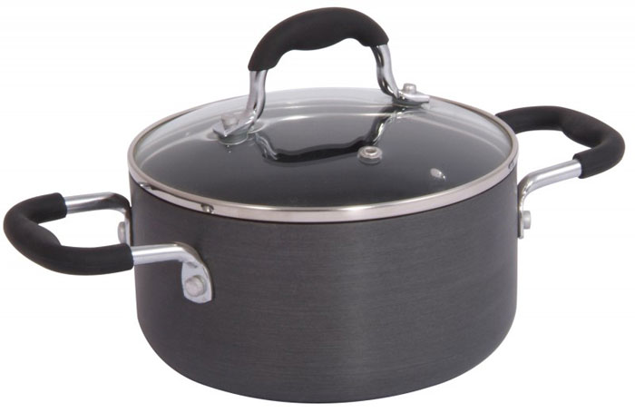 Кастрюля Carbone, с крышкой, 2,6 л54 009303 Кастрюля Carbone, с крышкой, 2,6 л54 009303Кастрюля Linea Carbone выполнена из тяжело-анодированного алюминия с особо прочным керамическим внутренним антипригарным покрытием Silkware с исключительными антипригарными свойствами. Прогрессивное, сверхнадежное внешнее покрытие позволяет легко чистить посуду и не требует специального ухода. Большая толщина дна обеспечивает равномерное распределение тепла и сопротивление тепловым ударам, тем самым позволяет сохранить посуду от деформации и увеличить срок службы. Кастрюля оснащена крышкой из жаропрочного стекла с клапаном для выхода пара, что уменьшает потерю влаги и тепла, позволяет контролировать процесс приготовления пищи. Удобные ручки из нержавеющей стали покрыты термостойким силиконом, не нагреваются и легко моются, выдерживают как низкую (-50°С), так и высокую (+250°С) температуру, а также резкие перепады. Благодаря большой толщине посуды и антипригарной поверхности вы можете готовить здоровую и легкую пищу с небольшим количеством жира или вообще без добавления жиров.Подходит для всех типов плит кроме индукционных. Можно мыть в посудомоечной машине. Характеристики: Материал: анодированный алюминий, нержавеющая сталь, стекло. Объем: 2,6 л. Внутренний диаметр: 20 см. Ширина (с учетом ручек): 31,5 см. Длина (с учетом крышки): 17,3 см. Высота стенок: 9,5 см. Толщина стенок: 0,4 см. Толщина дна: 0,7 см. Артикул: 93-W-HADP-2001.