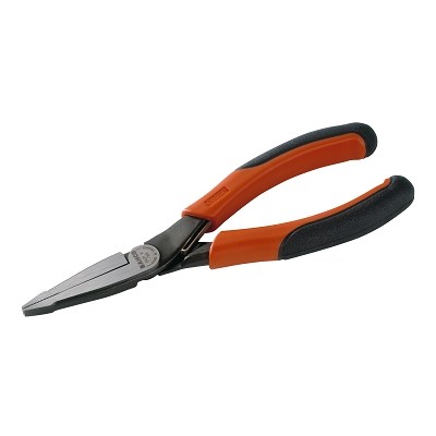 Плоскогубцы с удлиненными губками Bahco. 2421 G-16021 395 599 Плоскогубцы с удлиненными губками Bahco. 2421 G-16021 395 599Плоскогубцы с удлиненными губками Bahco предназначены для захвата и удержания различных заготовок при выполнении монтажных работ. Плоскогубцы имеют удлиненные губки, что позволяет использовать их в труднодоступных местах. Насечки на губках гарантируют прочный захват без проскальзывания. Инструмент очень удобен в использовании благодаря эргономичным рукояткам, выполненным из жесткого полипропилена с накладками из термопластмассы. Характеристики: Материал губок: легированная сталь. Размер инструмента: 5 см х 1,5 см х 17 см. Размер в упаковке: 7,5 см х 1,7 см х 23 см.