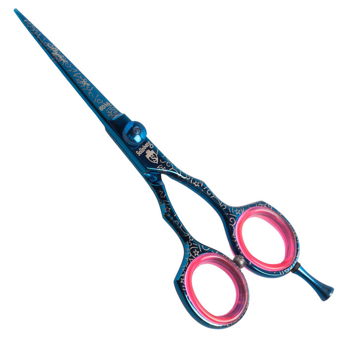 Solinberg Ножницы парикмахерские Stylist 5. 213-5015MP59.3D Solinberg Ножницы парикмахерские Stylist 5. 213-5015MP59.3DПарикмахерские ножницы Solinberg Stylist выполнены из стали с антибактериальным покрытием и предназначены для стрижки волос. Стандартная заточка - выполняется под углом 45-50 градусов. При этом режущая кромка представляет собой ровную полосу шириной около 1 мм. Выносная винтовая группа - винт системы Kompensator Swinger имеет болтовое натяжное устройство и пружину. Позволяет мастеру без дополнительных инструментов, вручную, регулировать натяжение полотен в зависимости от характера выполняемой работы или толщины волос клиента. Можно задавать ножницам более мягкий или жесткий ход. Съемный усилитель для мизинца дает возможность прикладывать меньшее усилие в процессе стрижки. Кольца c сменными резиновыми вставками - позволяют уменьшить диаметр колец и защищают пальцы от аллергических реакций при контакте с металлом. Характеристики:Материал: нержавеющая сталь. Общая длина ножниц (без усилителя): 13 см. Длина лезвия: 5 см. Производитель: Германия. Артикул: 213-5015. Товар сертифицирован.