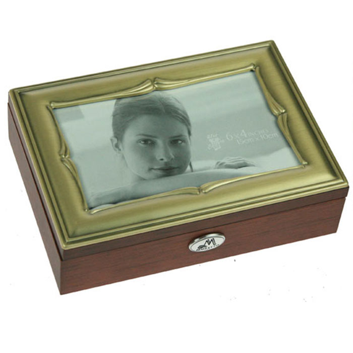 Шкатулка ювелирная Moretto, цвет: коричневый, 18 см х 13 см х 5 см. 39799838 Шкатулка ювелирная Moretto, цвет: коричневый, 18 см х 13 см х 5 см. 39799838Ювелирная шкатулка Moretto, выполненная из МДФ и алюминия, украсит интерьер любого помещения и позволит компактно и удобно хранить ювелирные изделия и бижутерию.Внутри шкатулки предусмотрены два отделения, разделенные валиком для хранения колец; на крышке расположено зеркало, под которое можно поместить фотографию.Внутренняя поверхность шкатулки оформлена бархатистым текстилем, выполненным под замшу, что придает шкатулке шарм и изысканность. Нижняя часть шкатулки с внешней стороны также обтянута бархатистым текстилем, что предотвращает истирание поверхности стола.Классический дизайн и функциональность делают шкатулку Moretto практичным и стильным подарком для любой женщины. Характеристики:Материал: МДФ, металл (алюминий), стекло, текстиль, ПМ. Размер шкатулки: 18 см х 13 см х 5 см. Размер отделения шкатулки (Д х Ш х Г): 5 см х 10,5 см х 3 см. Размер зеркала: 11 см х 8 см. Размер фотографии для фоторамки: 15 см х 10 см. Размер фоторамки: 14 см х 9 см. Размер упаковки: 19 см х 14 см х 6 см. Артикул: 39799.