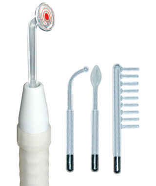 Gezatone Дарсонваль c 4 сменными насадками Biolift4 1181092056 Gezatone Дарсонваль c 4 сменными насадками Biolift4 1181092056Аппарат для дарсонвализации Biolift4 201Sимеет корпус из пластмассы повышенной прочности и износостойкости, которая не изменяетцвет в процессе эксплуатации прибора. Также,в схему аппарата внесены изменения, обеспечивающие длительную эффективную работуприбора.Есть ролик вкл/вкл. Принципы работы Дарсонваля ВТ118 Gezatone:В основе действия дарсонваля лежит метод, который изобрел французский физиолог в 1894 году, и дал ему свое имя – токи Дарсонваля. Воздействие высокочастотными токами малой силы, пропущенными через стеклянные электроды, зарекомендовало себя как прекрасное косметологическое средство для борьбы с многочисленными проблемами волос,кожи, сосудов.Раньше процедуры дарсонвализации использовали в кабинетах физиотерапии и салонах красоты, а теперь у вас есть возможность осуществлять уход за собой и дома – с помощью дарсонваля ВТ-118 Gezatone.Дарсонвализация сочетает в себе воздействие двумя эффективными «силами» - собственно, высокочастотными токами, а также вырабатываемым при их работе озоном. Озон превосходно дезинфицирует поверхность кожи, предотвращая появление раздражения и уменьшая количество гнойничковых воспалений. Сочетанное действие озона и импульсных токов максимально эффективно борется с проблемной кожей, угревой сыпью и надоевшими прыщами, укрепляет волосы, предотвращая их выпадение, избавляет вас от целлюлита и варикозного расширения вен, снимает болевые синдромы.Прибор имеет компактный корпус, отделанный силиконом и 4 сменные насадки, чтобы вы могли применять прибор с максимальным комфортом!Дарсонваль ВТ118 Gezatone идеален для борьбы с акне и проблемами кожи!Основное показание для процедур дарсонвализации, которое называют косметологи – это избавление от проблемной кожи, снижение ее жирности, борьба с акне, прыщами и угревой сыпью. Действие токов дарсонваля снижает избыточную выработку сального секрета, что позволяет решать не только сиюминутные проблемы в виде выскочившего прыщика или неэстетичного блеска на коже, но и в принципе нормализовать жирность кожи на длительный срок. Токи дарсонваля эффективны при комплексных мерах борьбы с угревой сыпью, повышенным салоотделением, расширенными порами. Во время работы дарсонваля ВТ-118 Gezatone производится озон, который в коже превращается в кислород, усиливая ее дыхание, обеззараживает поверхность кожи, снижая активность вредоносных бактерий, которые и приводят к появлению прыщей на коже. Таким образом, дарсонваль оказывает двойное действие для того, чтобы ваша кожа всегда оставалась чистой, свежей и без признаков воспаления!Дарсонваль способствует и общему восстановлению клеточного дыхания кожи, уменьшает морщины, делает кожу более свежей и молодо выглядящей.Дарсонваль ВТ118 Gezatone – превосходное средство от выпадения волос!Дарсонваль ВТ-118 Gezatone имеет эргономичную насадку-расческу для восстановления кожи головы и уменьшения выпадения волос. Этот прибор усиливает снабжение фолликулов, продуцирующих кератиновые чешуйки,кровью, что заметно улучшает рост новых волос и уменьшает выпадение волос. Также существенно повышается качество растущих волос, всего за курс процедур вы отметите появление большого количества новых «штырьковых» волос. Причем эффективность дарсонваля признана даже в курсах борьбы с мужской алопецией, спровоцированной большой выработкой гормонов. А это значит, что дарсонваль – реально действующий метод для уменьшения выпадения волос, который помогает как женщинам, так и мужчинам, независимо от причин выпадения волос.Кроме того, озона оказывает поистине «волшебное» действие, он способствует избавлению от перхоти, снижению повышенной активности сальных желез на коже головы, то есть если ваша проблема – жирные волосы, то дарсонваль способен ее решить. Токи дарсонваля улучшают питание луковиц, восстанавливают сосудистые функции, насыщают ткани кислородом, а вы в результате получаете роскошные волосы, о которых другие только мечтают! Целлюлит, варикоз, сосудистые «звездочки»? Много проблем – одно решение!Дарсонвализация не ограничивает свой круг воздействия косметическими эффектами, ведь дарсонваль ВТ-118 Gezatone способен бороться с такими неприятными явлениями как варикозное изменение сосудов, целлюлит (даже запущенный), он снимает боль различного происхождения и устраняет отеки.И все это благодаря целительной силе токов Дарсонваля, которые недаром применяются уже более 120 лет!Дарсонваль для домашнего применения ВТ-118 Gezatone снимает спазм сосудов, восстанавливает питание кожи и подкожно-жировой клетчатки, тонизирует кожу – устраняя тем самым признаки целлюлита, при этом он превосходно борется даже с «запущенными» формами целлюлита, улучшая внешний вид и состояние кожи прямо на глазах. Если вас беспокоят сосудистые «звездочки» и угроза начинающегося варикоза – то дарсонваль ВТ-118 Gezatone вам точно необходим. Импульсное воздействие повышает работоспособность стенок вен, снижает отек тканей и уменьшает чувство тяжести и скованности в ногах, делает менее заметными сосудистые проявления на коже.Очень часто дарсонваль рекомендуют для облегчения болевых синдромов при остеохондрозе, суставных болей, головной и мышечной боли. Следует помнить, что дарсонваль – способен облегчить боль, но он должен применяться с другими методами, которые назначает врач при том или ином заболевании.Для чего применяются сменные насадки Дарсонваля ВТ-118 Gezatone:Насадка в форме грибка идеальна для проведения процедур по лицу и телу, для воздействия нажирную, проблемную кожу, при работе по областям с выраженным целлюлитом и варикозом.Насадка в форме каплиразработана для устранения точечных локальных высыпаний, герпеса.Насадка в форме лепестка рекомендуется при воздействии на кожу со сниженным тонусом, с наличием выраженных морщин, а также для труднодоступных участков.Насадка в форме расчески имеет специальную форму, которая позволяет эффективно работать с волосами, укреплять их и бороться с перхотью.Противопоказания:Злокачественные онкологические заболевания.Наличие доброкачественных онкологических заболеваний в зоне воздействия.Сердечнососудистые заболевания с нарушениями сердечного ритма, недостаточностью кровообращения свыше 2Б стадии, ношение кардиостимулятора.Беременность.Эпилепсия.Нарушения кожной чувствительности в зоне воздействия.Индивидуальная непереносимость электротоков.Выраженные формы купероза и телеангиэктазии (сетка расширенных красных сосудов на лице).Гирсутизм (нежелательный избыточный рост волос на лице).Наличие электронных или металлических подкожных имплантатов в области воздействия. Характеристики:Материал: металл, пластик, стекло.Размер массажера: 23 см х 4 см х 4 см.Диаметр трубок у насадок: 1 см.Питание:220 В.Количество насадок:4 шт.Размер упаковки: 32 см х 21 см х 6 см.